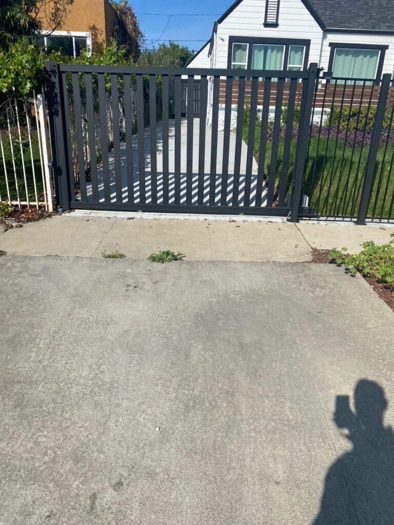 sliding gate vertical lines